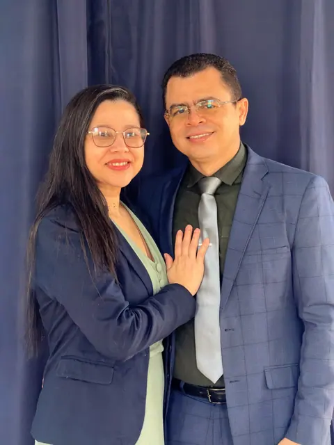 Familias y hermanos reunidos en la comunidad de fe