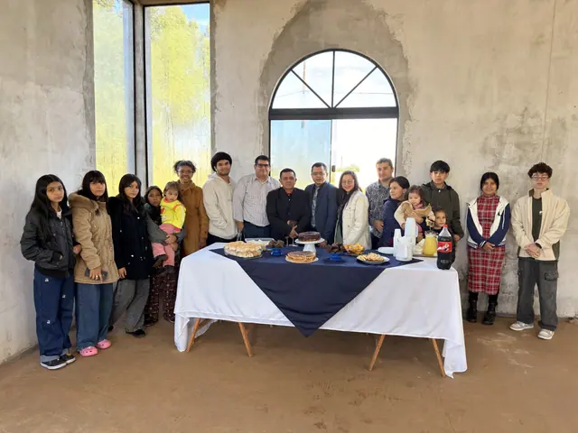 Familias y hermanos reunidos en la comunidad de fe