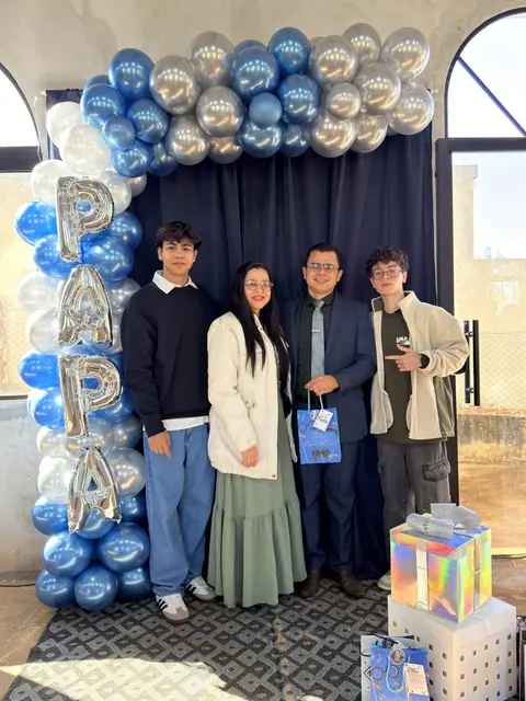 Familias y hermanos reunidos en la comunidad de fe