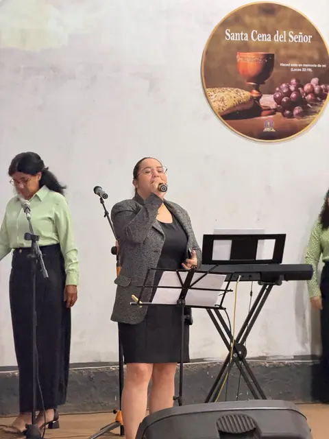 Momento de adoración durante un culto de la ADMFC