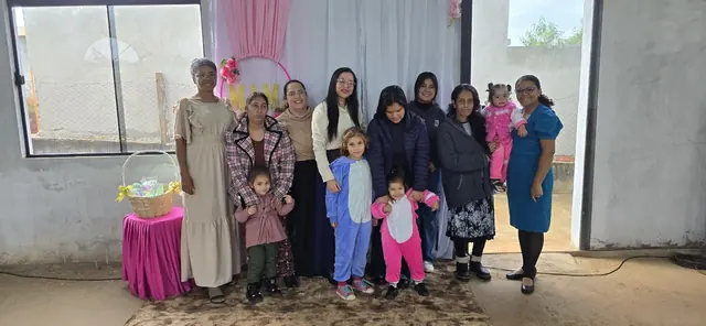 Familias y hermanos reunidos en la comunidad de fe
