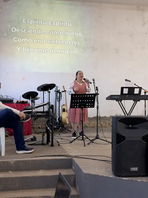 Momento de adoración durante un culto de la ADMFC