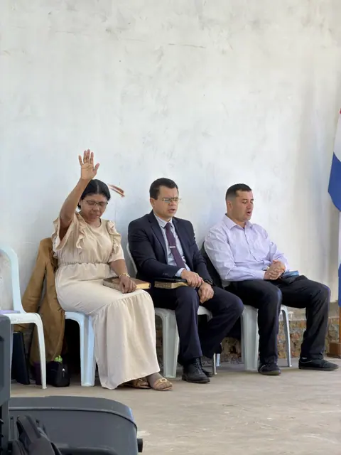 Momento de oración e intercesión en la iglesia
