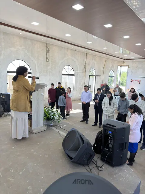Momento de adoración durante un culto de la ADMFC