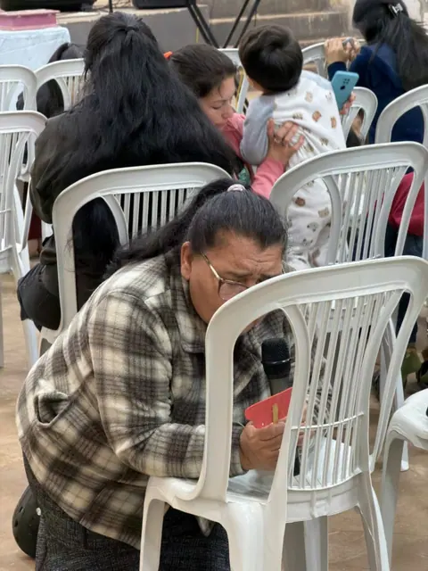 Momento de adoración durante un culto de la ADMFC