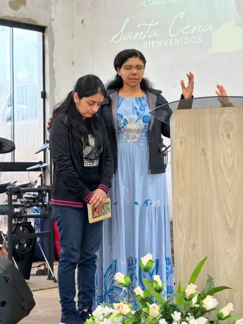 Momento de oración e intercesión en la iglesia