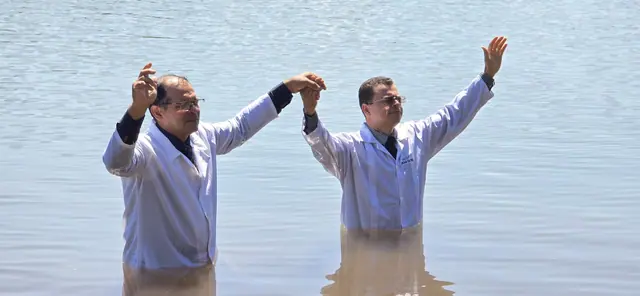 Celebración de bautismos en las aguas