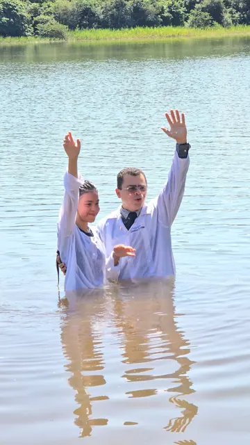 Celebración de bautismos en las aguas