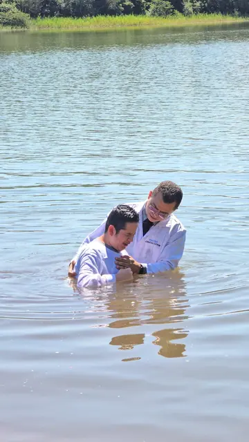 Celebración de bautismos en las aguas