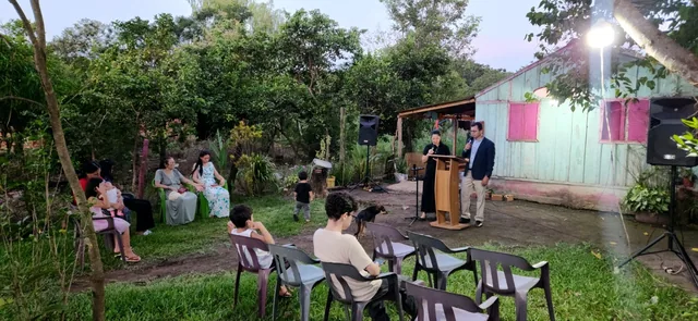 Culto evangelístico en el patio de una vivienda