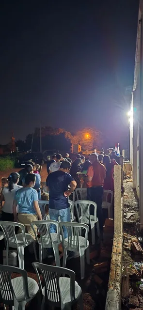 Familias congregadas durante evangelismo nocturno
