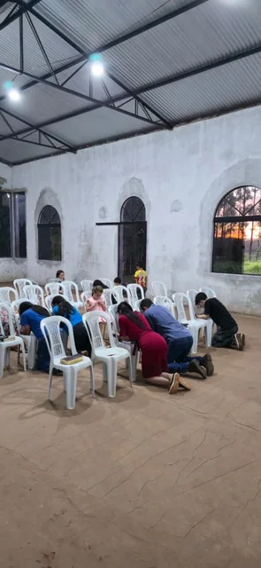 Oración de la congregación durante un culto especial