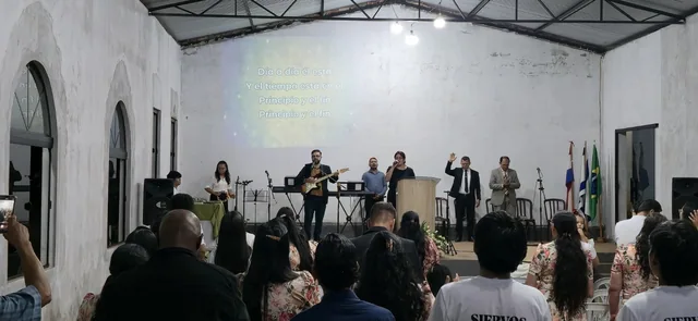 Alabanza durante una celebración congregacional