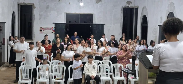 Iglesia reunida en alabanza y celebración