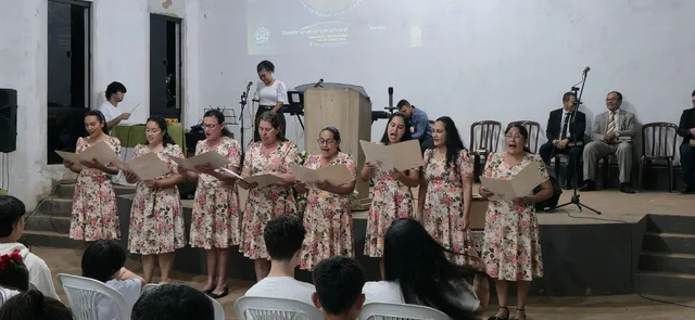 Coro de mujeres en un culto festivo