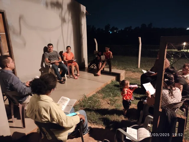Enseñanza bíblica en una reunión familiar al aire libre